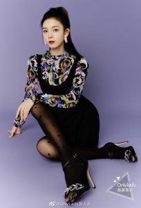 陈瑶穿了心型图案超薄黑色丝袜登上时尚杂志（第1张/共3张）