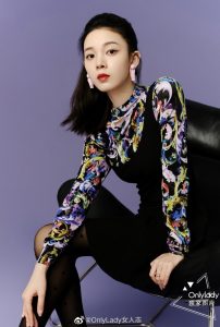 陈瑶穿了心型图案超薄黑色丝袜登上时尚杂志（第2张/共3张）