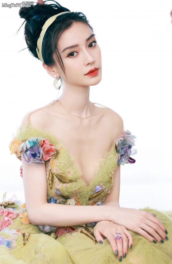 绿野仙踪杨女神Angelababy穿深V雕花裙颜值爆表（第4张/共15张）