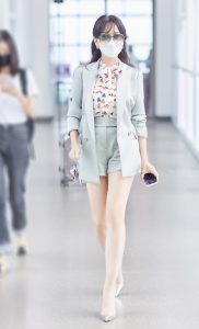 赵雅芝机场照戴口罩穿西装无裤装展示美腿（第6张/共9张）