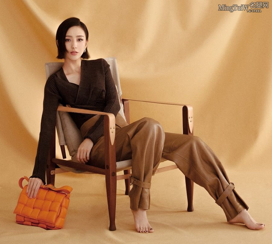 时尚杂志写真大片佟丽娅光着脚丫子（第1张/共3张）