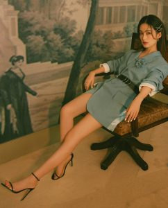 李沁穿蓝色西装短裙显长腿，细跟凉鞋和美足结合太完美