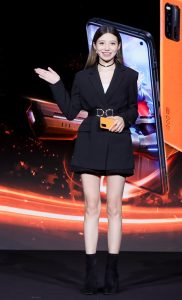宋紫薇大长腿发布iQOO 3现场美图（第2张/共14张）