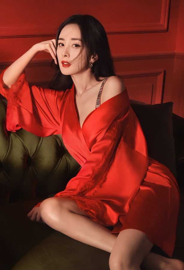 杨幂穿红色绸缎睡袍里面配红色维多利亚的秘密红色内衣（第1张/共2张）