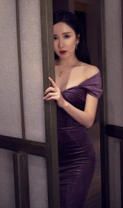 娄艺潇紫色修身礼服丰胸细腰宽胯非常完美
