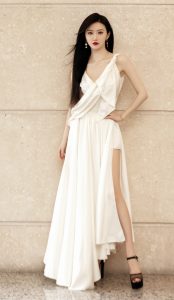 迪奥代言人景甜身着白色开衩裙亮出完美的长腿和白皙的玉足