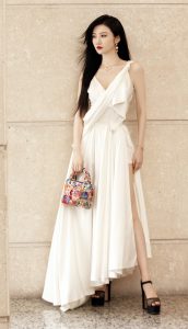 迪奥代言人景甜身着白色开衩裙亮出完美的长腿和白皙的玉足
