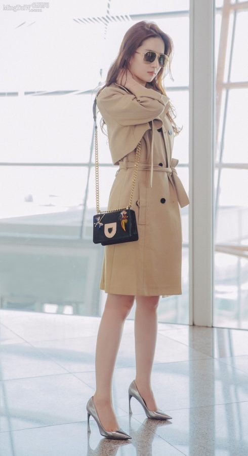 刘亦菲身穿米色风衣脚穿Dior细高跟鞋现身机场（第2张/共3张）