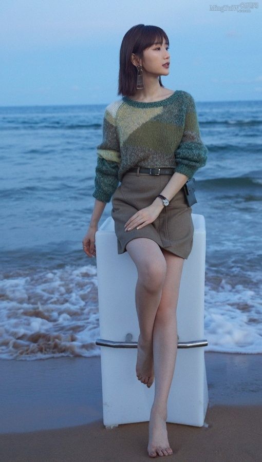 毛晓彤给时尚杂志拍照片，站在沙滩上秀美脚丫（第2张/共5张）