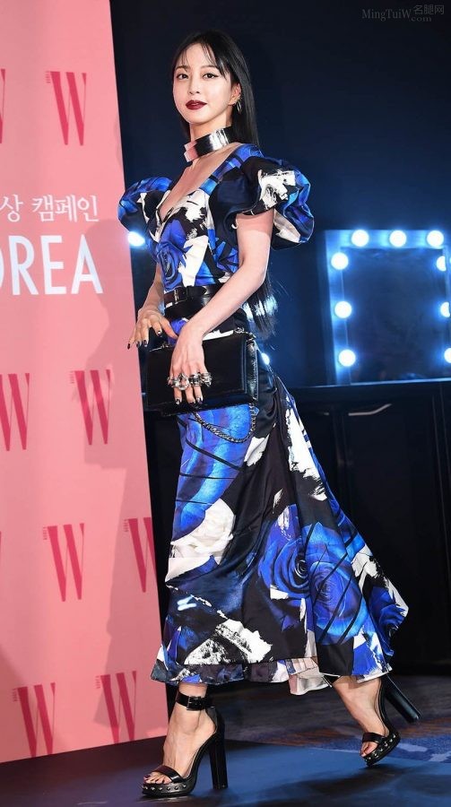 韩国女星韩艺瑟脚蹬防水台高跟身穿低胸礼服活动现场图（第5张/共9张）