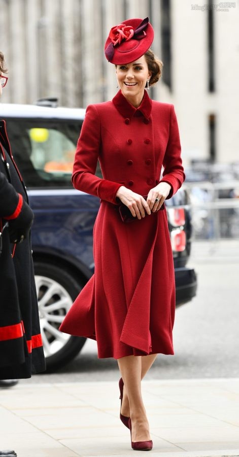 凯特·米德尔顿红大衣紫高跟无丝版（第5张/共13张）