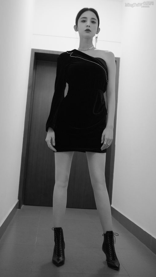 古力娜扎身穿一条黑色斜肩超短裙踩高跟皮短靴，出席时尚活动美腿白皙亮眼（第11张/共12张）