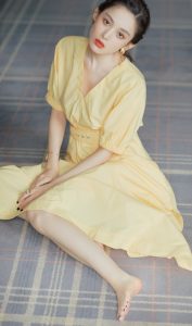 古力娜扎一袭黄色长裙光脚丫坐在地毯上拍摄写真