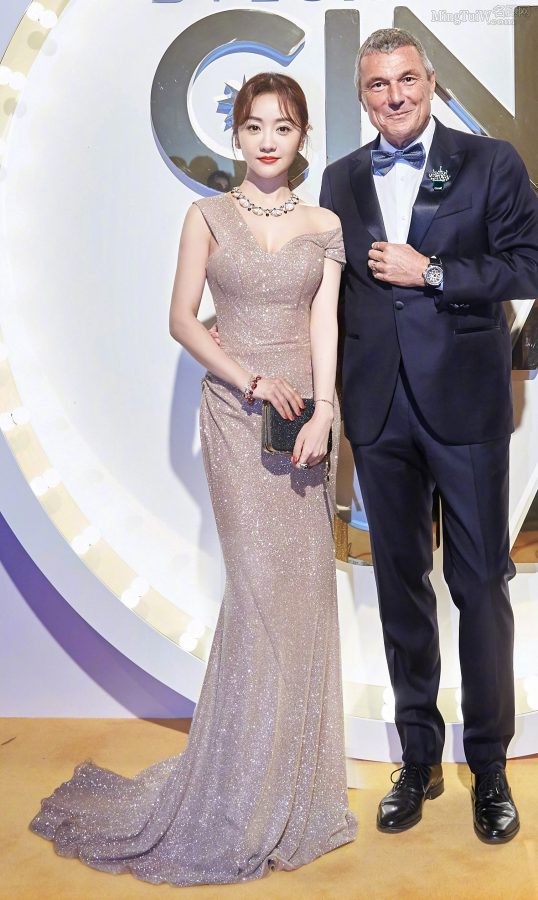 女演员杨蓉穿低胸晚礼服勾勒成熟魅力好身材（第10张/共10张）