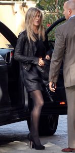 Jennifer Aniston腿穿黑丝高跟街拍照