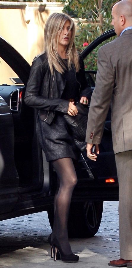 Jennifer Aniston腿穿黑丝高跟街拍照（第1张/共2张）