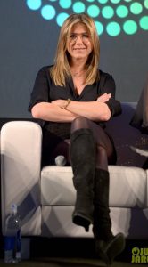 金发成熟女演员詹妮弗·安妮斯顿腿穿黑色丝袜翘腿接受采访