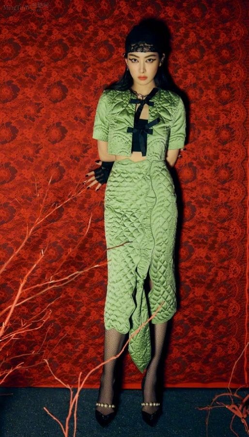 《时尚芭莎》杂志封面宋茜穿黑色渔网丝袜夹腿坐姿大片（第3张/共3张）