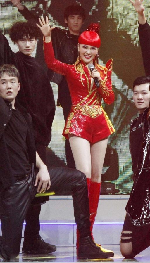 内蒙古女歌手乌兰图雅一身喜庆红色装扮，美腿穿高跟皮靴演出（第2张/共10张）