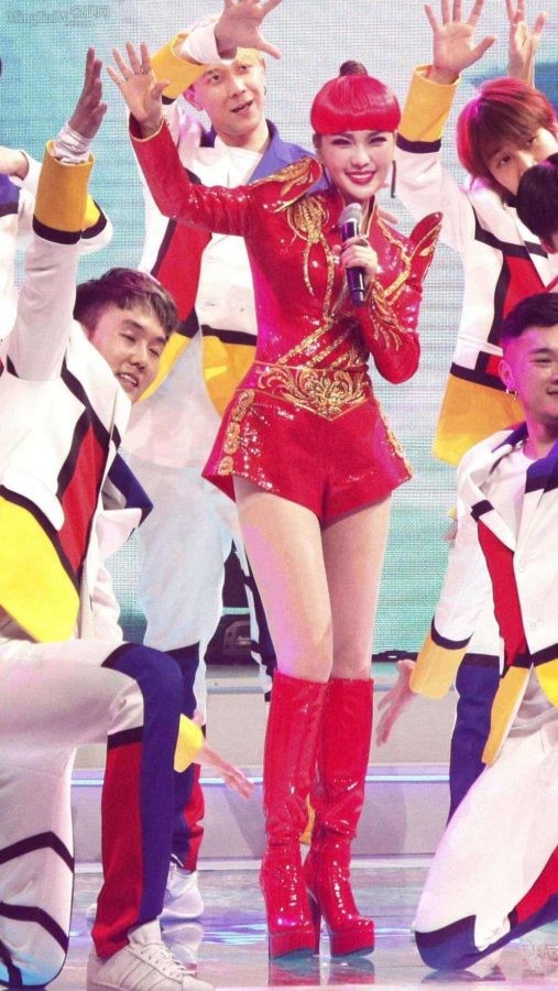 内蒙古女歌手乌兰图雅一身喜庆红色装扮，美腿穿高跟皮靴演出（第6张/共10张）