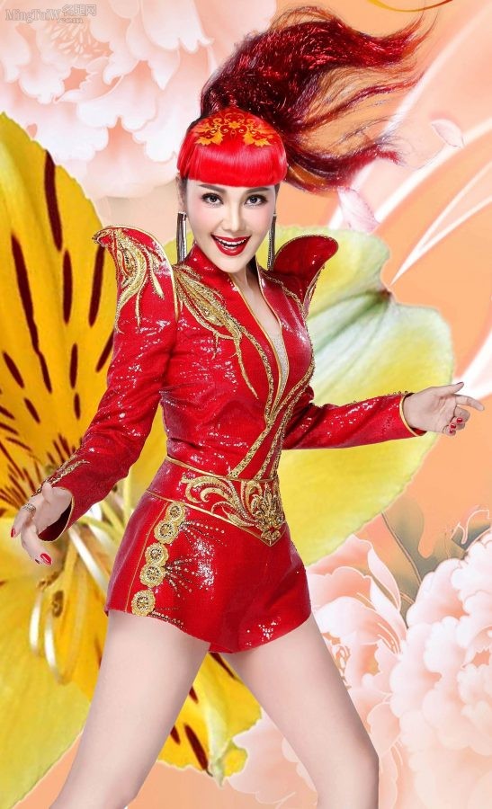 内蒙古女歌手乌兰图雅一身喜庆红色装扮，美腿穿高跟皮靴演出（第8张/共10张）