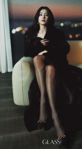 张柏芝穿黑色丝袜为GLASS杂志拍大片夹腿坐姿太美