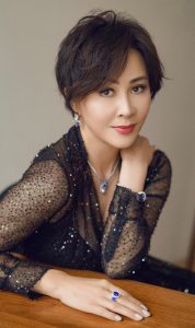 刘嘉玲短头发造型身着黑色长裙成熟迷人