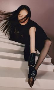 倪妮登上时尚杂志穿黑丝袜风格前卫大胆