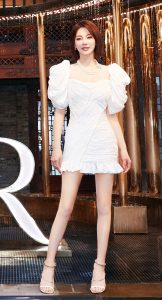 张雨绮身着低胸超短白裙细长美腿出席化妆品宣传活动