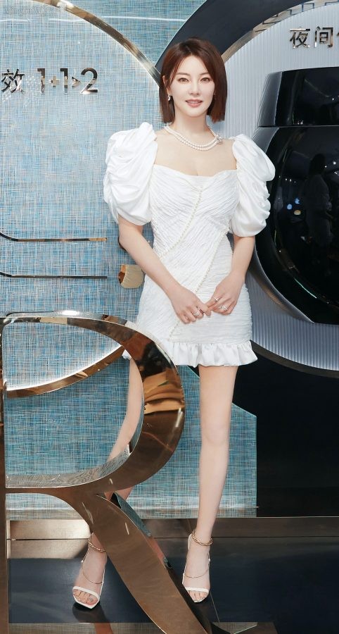 张雨绮身着低胸超短白裙细长美腿出席化妆品宣传活动（第3张/共4张）
