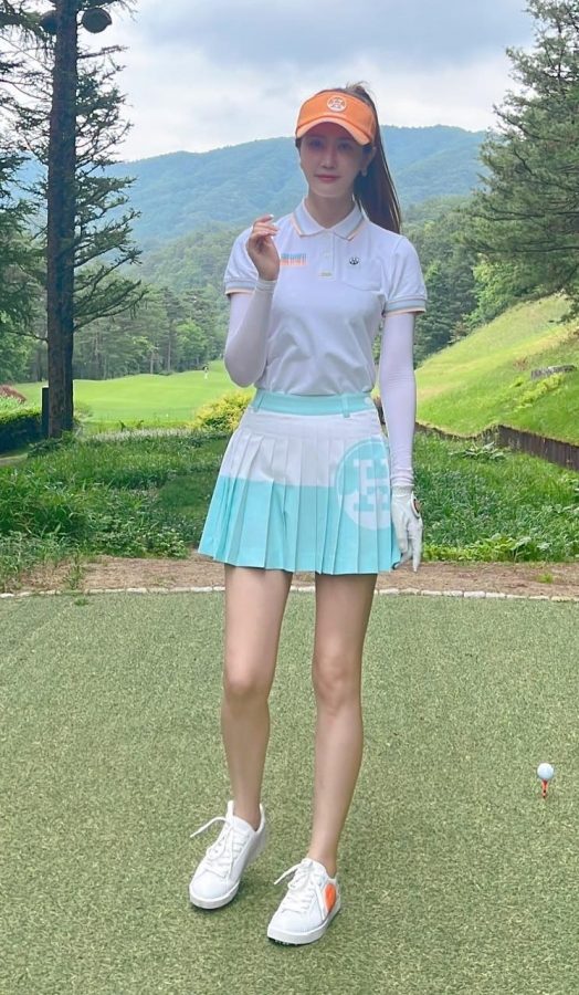 青春美姐姐李多海细美腿玩高尔夫（第1张/共4张）