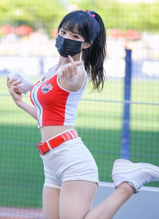 韩国妹子李多惠戴口罩表演细腰白腿引人注目（第3张/共5张）