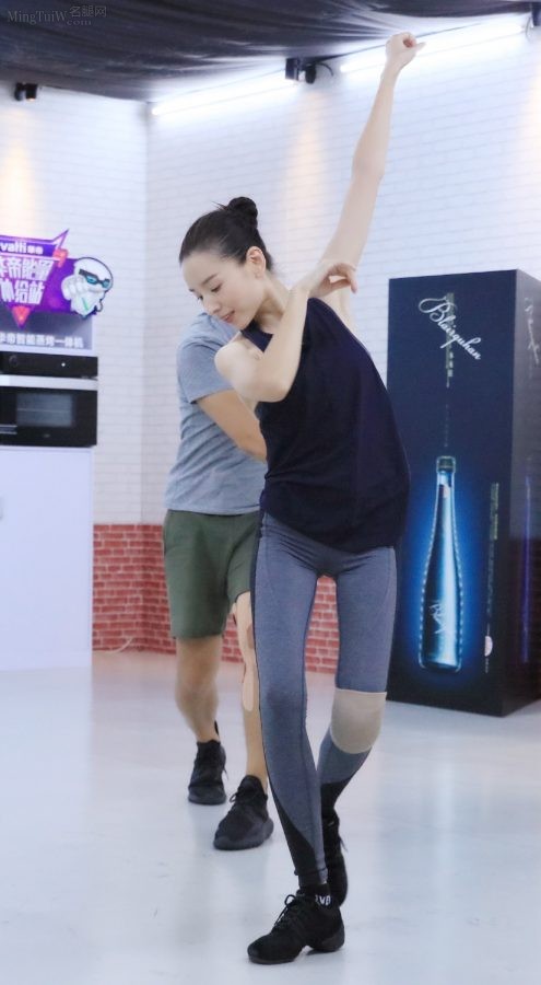 董洁排练舞蹈时展示细腿美足（第9张/共9张）