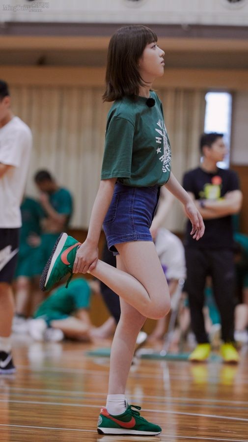 李凯馨穿牛仔短裤打篮球美腿光滑（第1张/共4张）