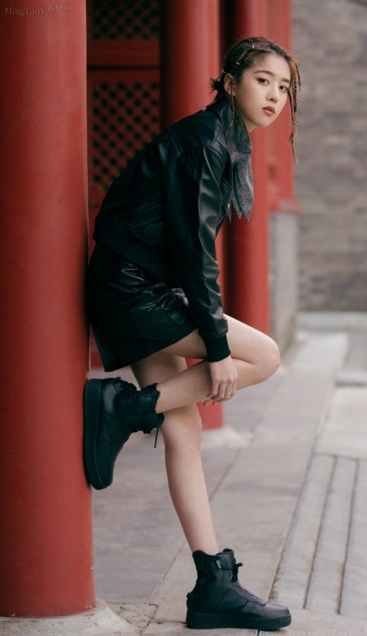 李凯馨穿着皮裙展示着美腿拍酷感的时尚写真（第5张/共6张）