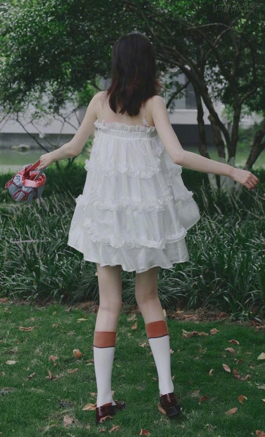 可爱高挑的女孩乔欣穿白裙筒袜美腿洁白（第6张/共6张）