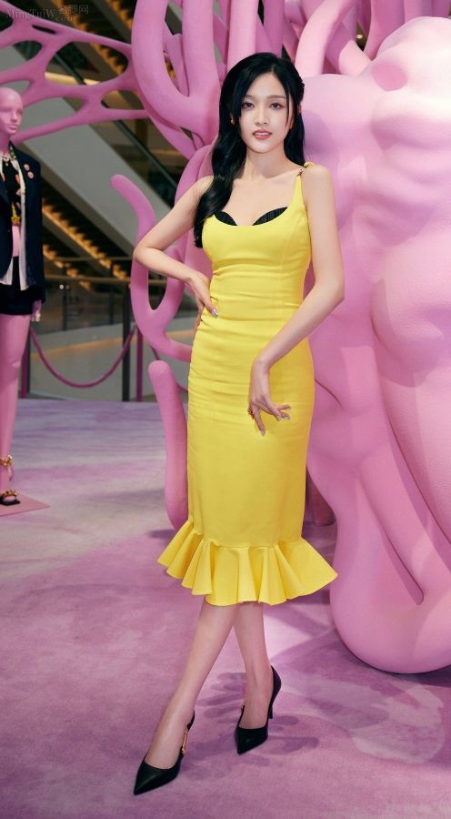 穿黄裙的美少女吴宣仪参加摩登时尚活动，露在外面的是黑色的bra吗（第9张/共10张）