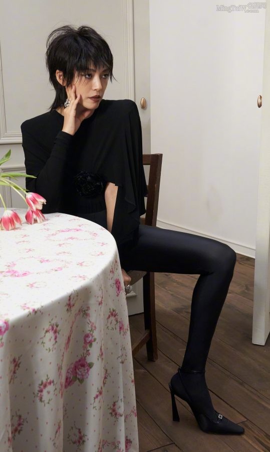 《时尚芭莎》姚晨穿黑色紧身裤包裹长腿和翘臀（第3张/共8张）