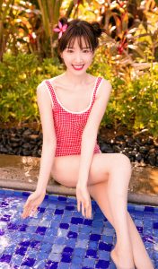 毛晓彤一条红色可爱泳衣完美展现长腿（第1张/共9张）
