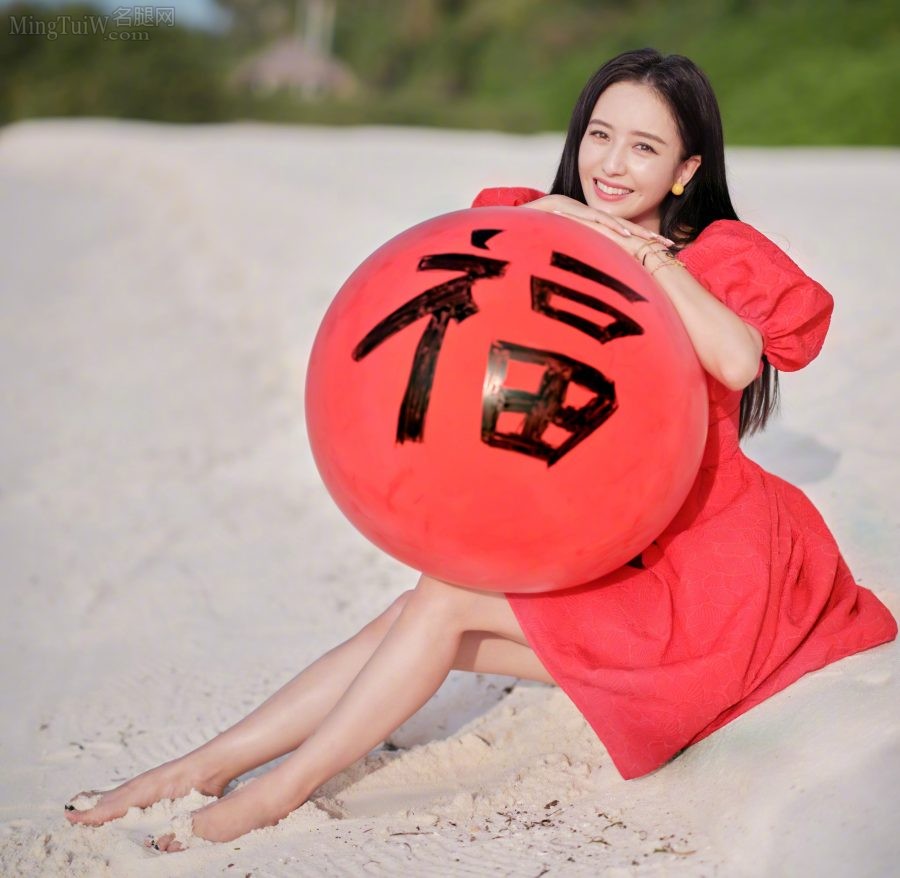 佟丽娅沙滩手持红气球秀玉足（第2张/共5张）