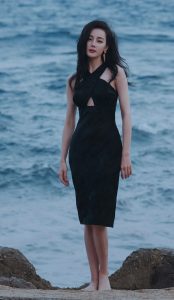 迪丽热巴光着美足踩在海滩上，身着黑裙展露迷人风姿（第4张/共14张）