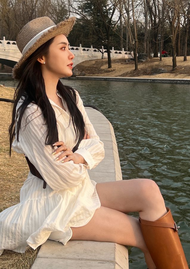 美娜在公园穿白裙长靴露白腿（第1张/共6张）