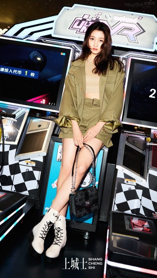 迷人少女关晓彤在游戏厅展示白皙长腿（第1张/共2张）