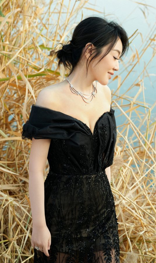 闫妮身着黑色薄纱裙站在芦苇丛里展示成熟事业线（第6张/共8张）