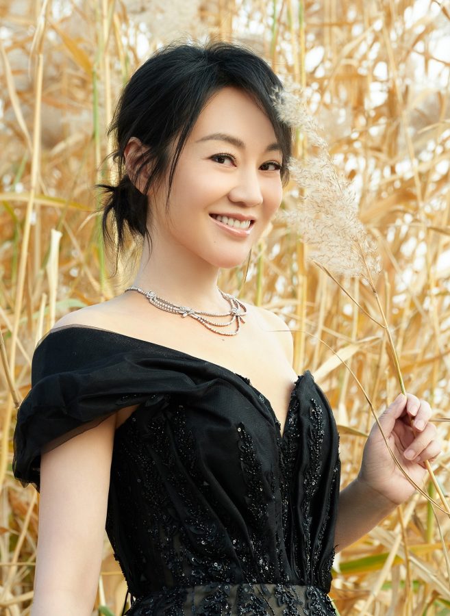闫妮身着黑色薄纱裙站在芦苇丛里展示成熟事业线（第7张/共8张）