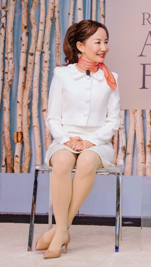 携程CEO孙洁穿白色套装肉丝袜参加论坛会议（第1张/共1张）
