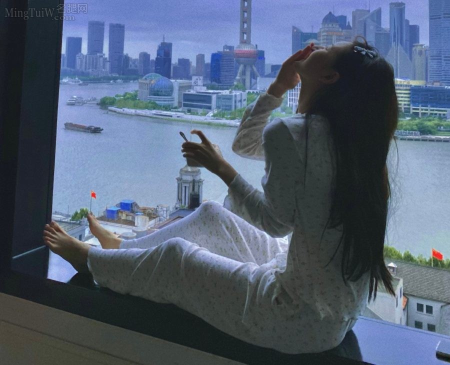 赵露思坐在窗台上展示出迷人的脚丫（第2张/共3张）