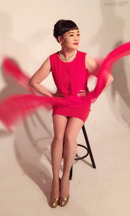 梁丹妮穿红色短裙美腿高跟棚拍低清照（第2张/共6张）