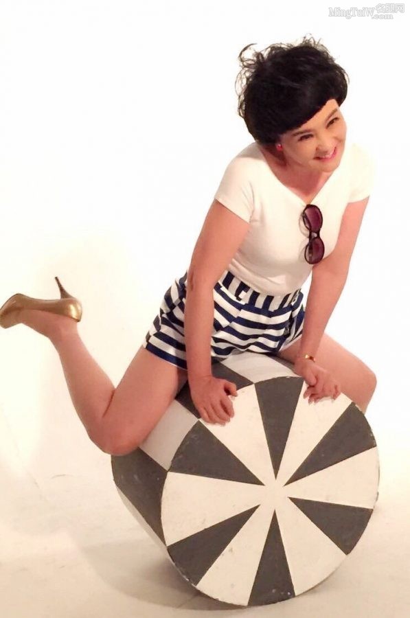 梁丹妮短发造型在摄影棚展示自己成熟的美腿高跟（第4张/共7张）