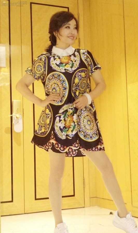 成熟女星刘晓庆穿花裙腿上貌似有丝袜（第2张/共4张）